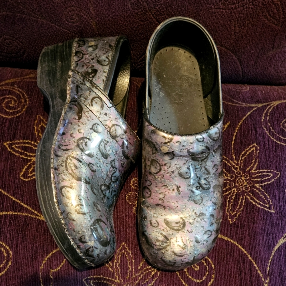 Dansko 41 Clogs black patient leather raindrop print excellent pre-owned conditi